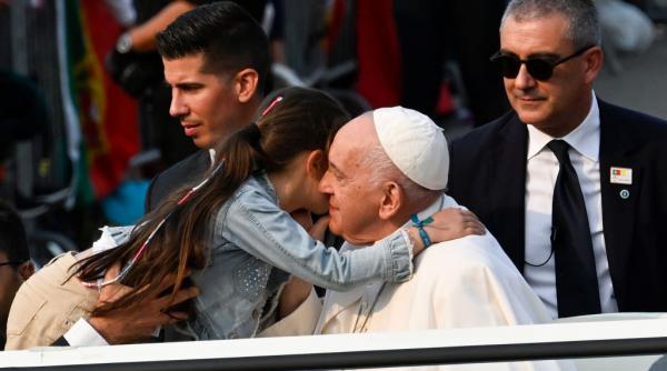 papa ii lauda pe cei care fac copii multi unii prefera sa aiba doar o pisica sau un caine mic acest lucru nu poate fi bun