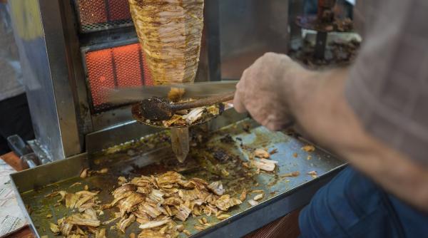 patru locatii ale unei shaormerii celebre din bucuresti inchise de anpc amenzi de 33 000 de lei