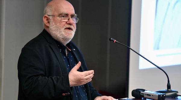 alfred bulai a incercat sa dea de studentele care l au acuzat de infractiuni sexuale fostul profesor afla joi daca scapa din arest alfred bulai a incercat sa dea de studentele care l au acuzat de infractiuni sexuale fostul profesor afla joi daca scapa din arest