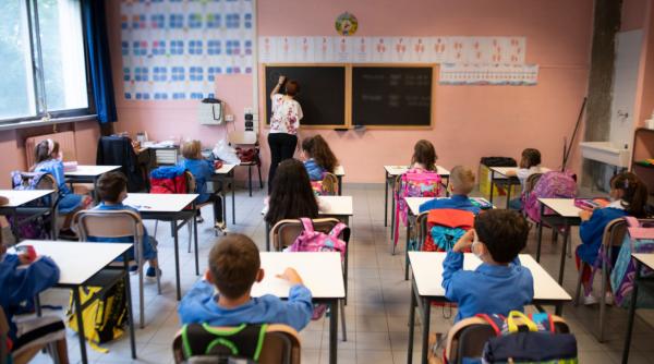 gradinita din sectorul 2 inchisa temporar de anpc sali de clasa murdare pereti cu mucegai insecte vii in blocul alimentar