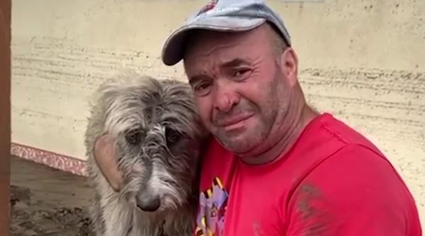 imagini emotionante intr o comuna din galati devastata de inundatii un barbat a izbucnit in lacrimi cand si a gasit cainele in viata