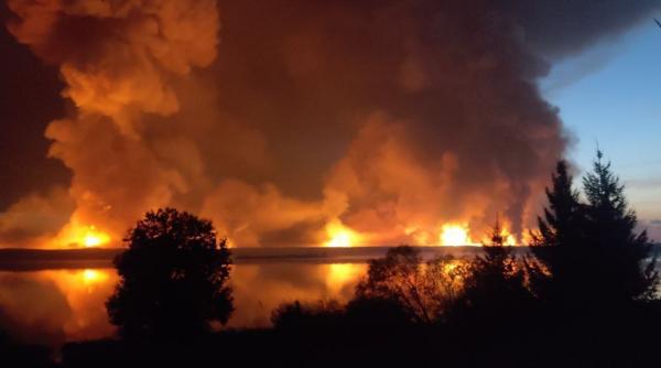 explozii si incendii in toropets ucrainenii au bombardat masiv un depozit rus de munitie fumul se vede din spatiu populatia evacuata