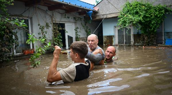 cod portocaliu de inundatii autoritatile ridica baraje si pregatesc evacuari unde sunt asteptate ploi puternice si viituri cod portocaliu de inundatii autoritatile ridica baraje si pregatesc evacuari unde sunt asteptate ploi puternice si viituri