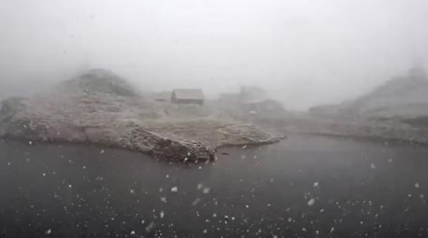 ninge la balea lac este prima zapada din acest an pe transfagarasan