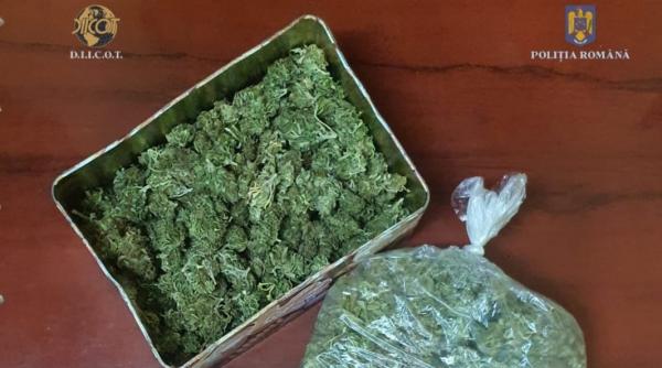 droguri vandute elevilor chiar la poarta scolii traficantul un tanar de 24 de ani a fost arestat
