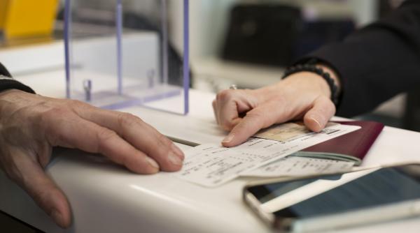 dupa un zbor de 33 de ore o femeie a fost blocata in aeroport din cauza unei greseli minore dar des intalnite