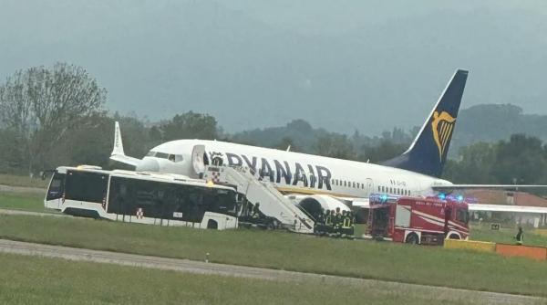 haos pe aeroportul din bergamo roata unui avion ryanair a explodat la aterizare toate zborurile sunt intarziate sau anulate
