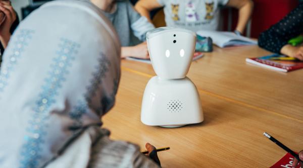 a aparut robotelul care merge la scoala si ridica mana in locul copiilor bolnavi care lipsesc de la ore cat costa inchirierea lui