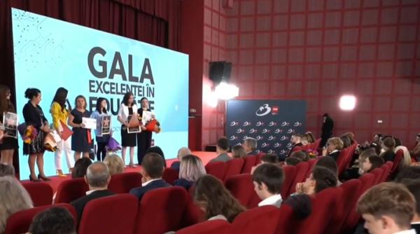 elevii cu rezultate exceptionale premiati la alexandria la gala excelentei in educatie nu aleg intotdeauna calea de la olimpiada