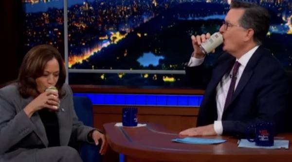 kamala harris a baut o bere in timpul unei emisiuni tv