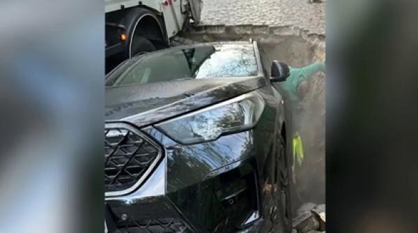 la un pas de tragedie cum au reusit o mama si fiica ei sa se salveze din masina cazuta in craterul din sectorul 6 foarte curajoasa