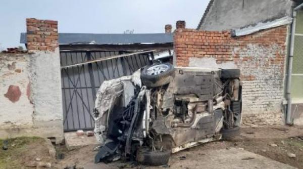 un tanar beat si fara permis a luat masina familiei si a facut accident s a rostogolit de cateva ori si s a oprit in poarta unei case