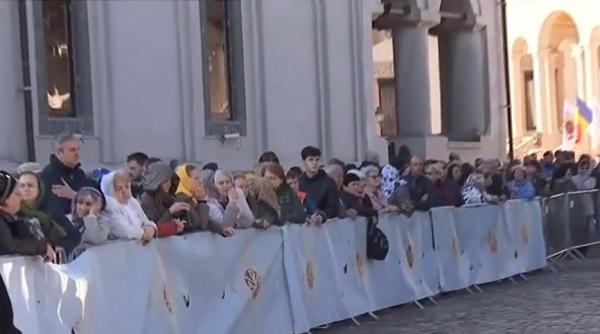 zeci de mii de credinciosi in pelerinaj la racla cu moastele sfantului dimitrie coada se intinde pe 2 kilometri