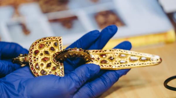 o piesa de tezaur unica in lume poate fi vazuta in cluj cum arata fibula imperiala din aur masiv si decorata cu onix