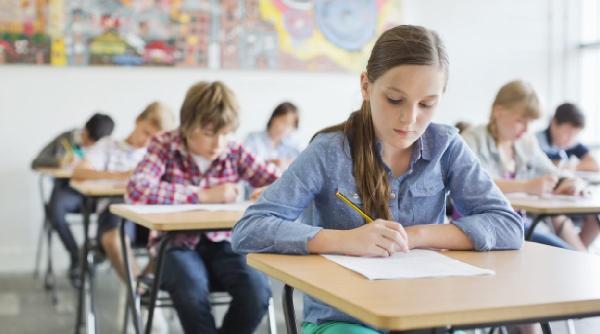 burse de 1 000 de lei si sanse de angajare imediata pentru elevii dintr un judet din romania care aleg invatamantul dual