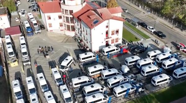 Transport școlar gratuit pentru 3300 de elevi din Ilfov: 33 de microbuze electrice livrate.