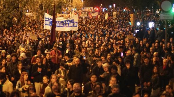 protest urias in barcelona cu zeci de mii de oameni satui de preturile exagerate la chirii ce vor de la proprietari si autoritati