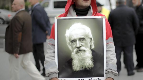 moastele unui sfant roman depuse in altarul catedralei notre dame cine a fost vladimir ghika si a dedicat viata bolnavilor