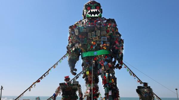 monstrul din plastic aparut pe cea mai lunga plaja naturala din lume are in spate o poveste cutremuratoare