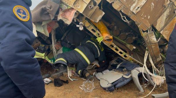 scene cutremuratoare dupa prabusirea avionului in kazahstan o fetita a iesit din epava in flacari salveaza mi mama mama e acolo