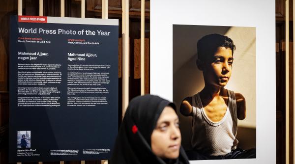 imaginea cutremuratoare a unui baietel palestinian desemnata fotografia anului la world press photo