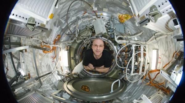 astronautul don pettit implineste 70 de ani a fost de patru ori in spatiu a facut fotografii uimitoare si a inventat paharul zero g astronautul don pettit implineste 70 de ani a fost de patru ori in spatiu a facut fotografii uimitoare si a inventat paharul zero g