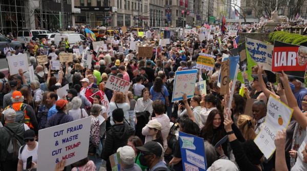 sute de proteste anti trump in sua sambata sunt mii de demonstranti doar in new york gruparea 50501 cheama milioane in strada sute de proteste anti trump in sua sambata sunt mii de demonstranti doar in new york gruparea 50501 cheama milioane in strada