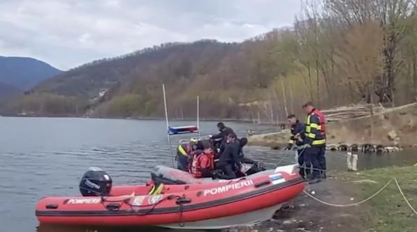 tragedie de paste pompierul dat disparut in lacul siriu a fost gasit mort dupa 24 de ore de cautari era cu prietenii cand a cazut tragedie de paste pompierul dat disparut in lacul siriu a fost gasit mort dupa 24 de ore de cautari era cu prietenii cand a cazut