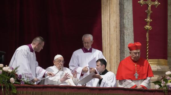 moment emotionant la vatican papa francisc a aparut la balcon si a binecuvantat multimea adunata la slujba de paste moment emotionant la vatican papa francisc a aparut la balcon si a binecuvantat multimea adunata la slujba de paste