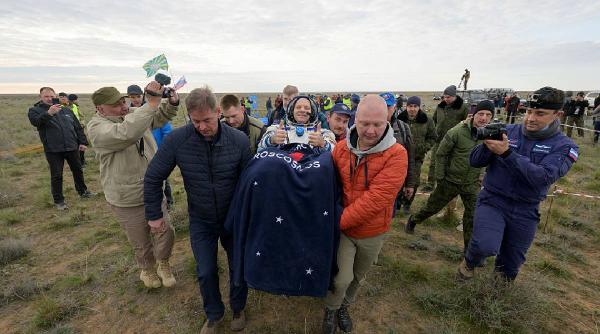 un astronaut american si doi cosmonauti rusi au revenit pe pamant dupa sapte luni pe statia spatiala internationala un astronaut american si doi cosmonauti rusi au revenit pe pamant dupa sapte luni pe statia spatiala internationala