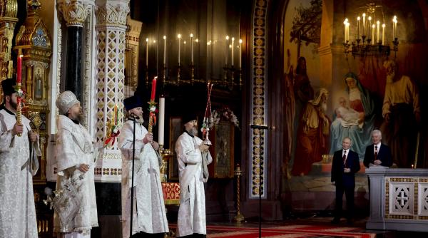 vladimir putin s a afisat la ceremonia de paste de la moscova kirill a facut referire la imperiul rus in timpul slujbei vladimir putin s a afisat la ceremonia de paste de la moscova kirill a facut referire la imperiul rus in timpul slujbei