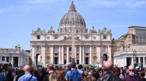 mii de oameni il plang pe papa francisc in piata sfantul petru din roma acesta va fi pus in sicriu in aceasta seara mii de oameni il plang pe papa francisc in piata sfantul petru din roma acesta va fi pus in sicriu in aceasta seara