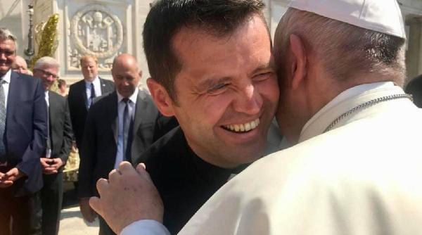 parintele francis dobos papa francisc un papa care a coborat in mijlocul oamenilor parintele francis dobos papa francisc un papa care a coborat in mijlocul oamenilor