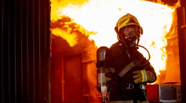 incendiu puternic intr o gospodarie din dolj o butelie de 700 de litri a explodat 70 de persoane au fost evacuate incendiu puternic intr o gospodarie din dolj o butelie de 700 de litri a explodat 70 de persoane au fost evacuate