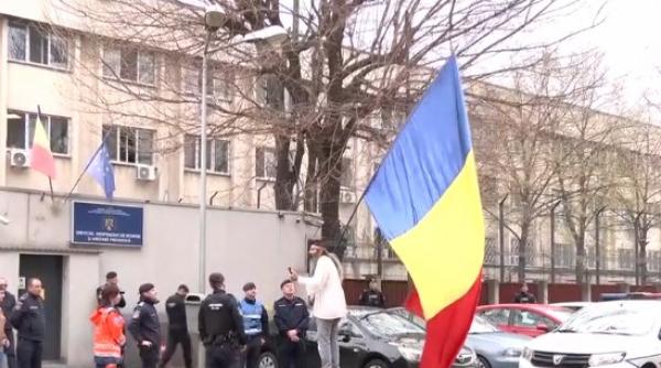 stegarul dac a fost dus cu catuse la politie si a primit o amenda de 500 de lei dupa ce i a amenintat pe jandarmi la un protest stegarul dac a fost dus cu catuse la politie si a primit o amenda de 500 de lei dupa ce i a amenintat pe jandarmi la un protest