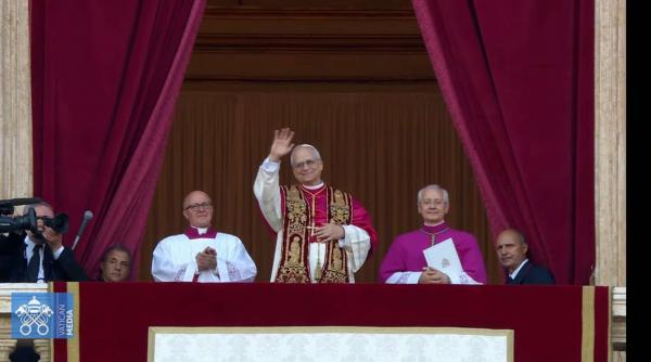 conclavul reia votul de alegere a papei zeci de mii de oameni sunt cu ochii pe hornul capelei sixtine in ziua cu patru scrutine