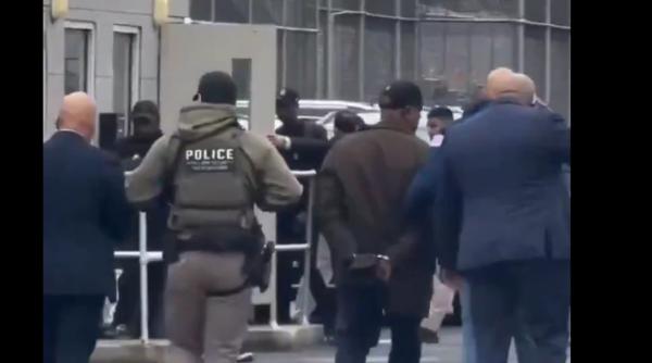 un primar din sua a fost arestat in timpul unui protest la un centru federal de detentie pentru imigranti un primar din sua a fost arestat in timpul unui protest la un centru federal de detentie pentru imigranti