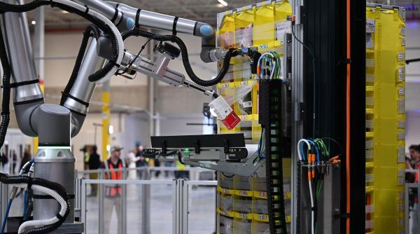 robotii preiau controlul amazon lanseaza vulcan masina cu simt tactil care ar putea inlocui muncitorii umani robotii preiau controlul amazon lanseaza vulcan masina cu simt tactil care ar putea inlocui muncitorii umani