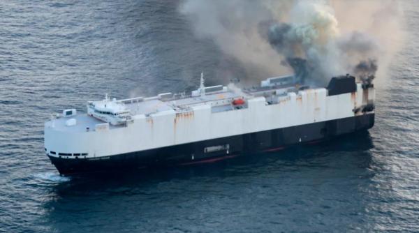 o nava cu 3 000 de masini la bord a luat foc in pacific echipajul a abandonat vasul o nava cu 3 000 de masini la bord a luat foc in pacific echipajul a abandonat vasul