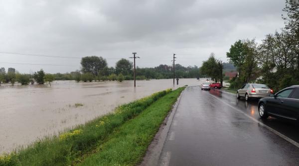 debitele raurilor vor incepe sa scada in urmatoarele 24 de ore sunt insa si exceptii iar in acele zone e pericol de inundatii debitele raurilor vor incepe sa scada in urmatoarele 24 de ore sunt insa si exceptii iar in acele zone e pericol de inundatii