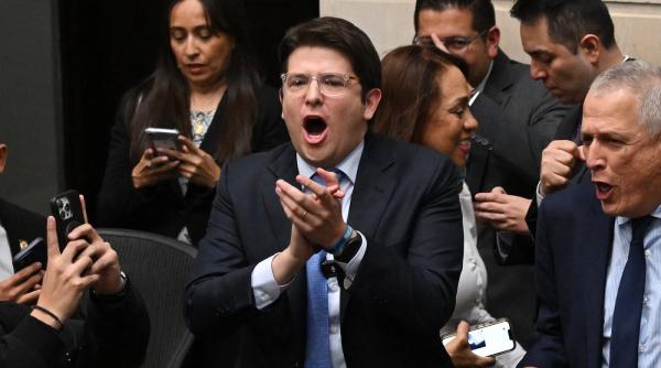 un candidat la presedintie a fost impuscat de doua ori in cap la un miting electoral in columbia atacatorul are 15 ani un candidat la presedintie a fost impuscat de doua ori in cap la un miting electoral in columbia atacatorul are 15 ani