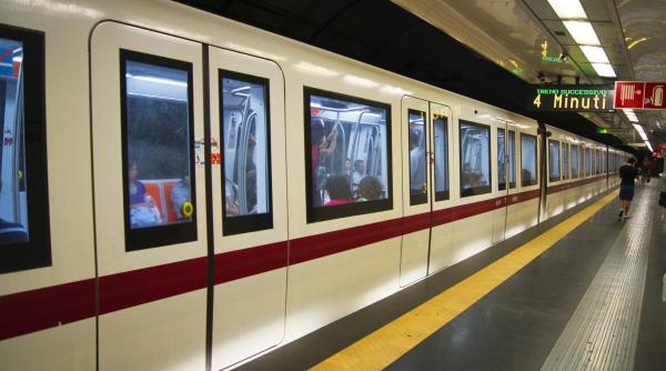 un roman s a aruncat in gol la metroul de la roma un hot fara scrupule i a furat tanarului rucsacul lasat pe peron un roman s a aruncat in gol la metroul de la roma un hot fara scrupule i a furat tanarului rucsacul lasat pe peron