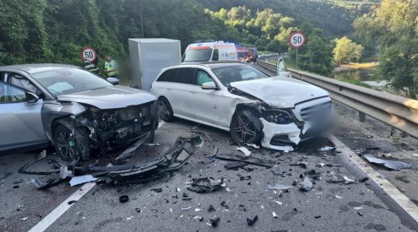 trafic blocat pe dn 7 dupa un accident intre doua masini 6 oameni au fost implicati trafic blocat pe dn 7 dupa un accident intre doua masini 6 oameni au fost implicati