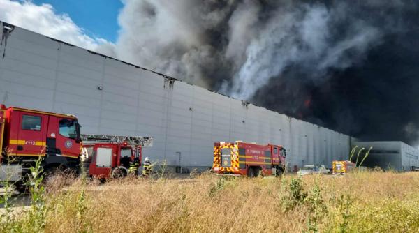 incendiu puternic intr un parc logistic de pe a1 a fost emis ro alert pentru localitatile invecinate incendiu puternic intr un parc logistic de pe a1 a fost emis ro alert pentru localitatile invecinate