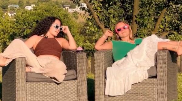 doua romance au castigat jobul la care viseaza toata lumea primesc 10 000 e pe luna ca sa calatoreasca in jurul lumii