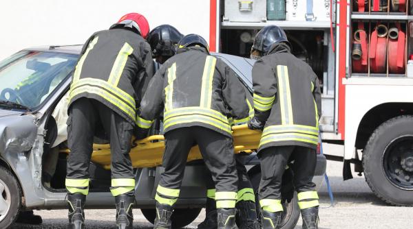 masina unei familii de romani a luat foc pe o autostrada din italia in vehicul se aflau si cele doua fiice minore