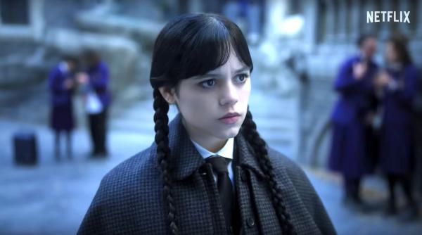 10 seriale de neratat in august ce noutati apar luna aceasta un nou sezon wednesday si primul serial alien