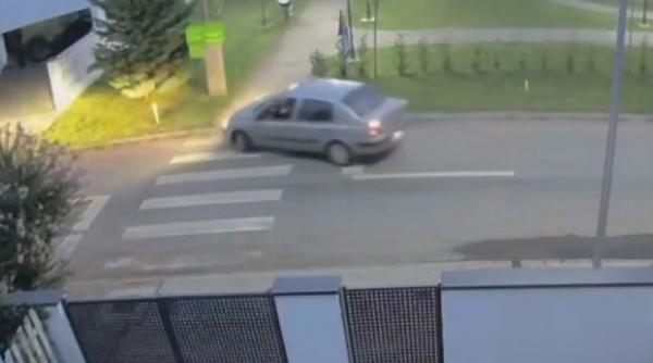 scene socante in timis doi copii pe biciclete au fost urmariti cu masina de un barbat care a condus pe aleile din parc