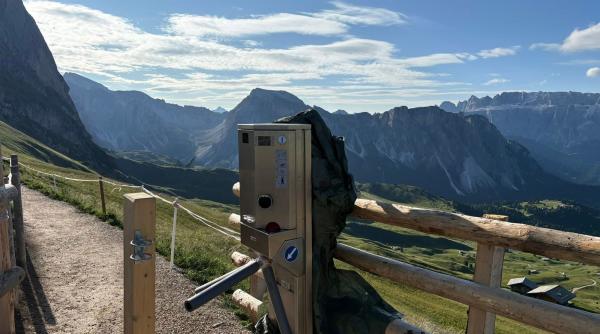 satui de turistii care vin in valuri ca sa si faca poze pentru instagram niste fermieri si au instalat turnicheti in varful muntelui
