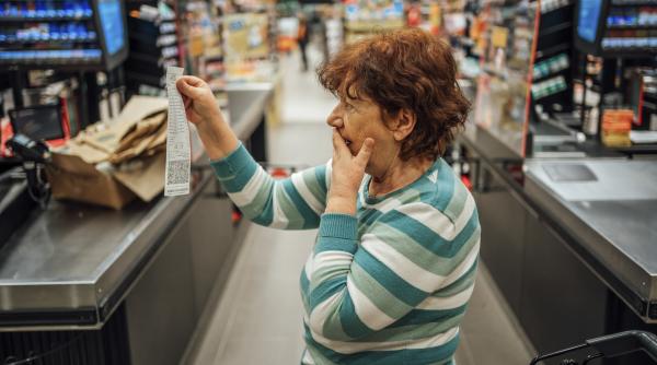 ajutoarele promise de guvern pentru cei cu venituri mici vor intarzia cardurile de alimente vor fi incarcate abia la finalul anului